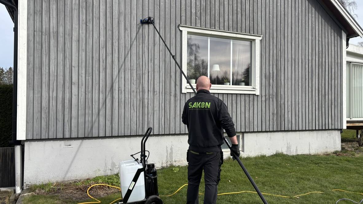 Tak och fasadtvätt i ett – SAKONs helhetslösning för din fastighet