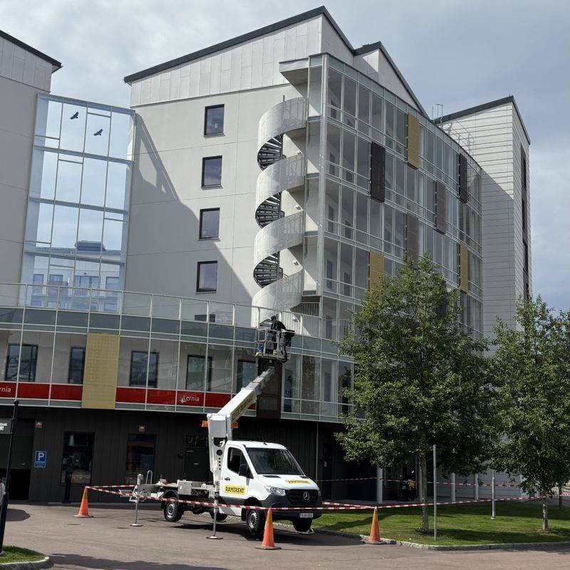 Putsa fönster på hög höjd SAKON