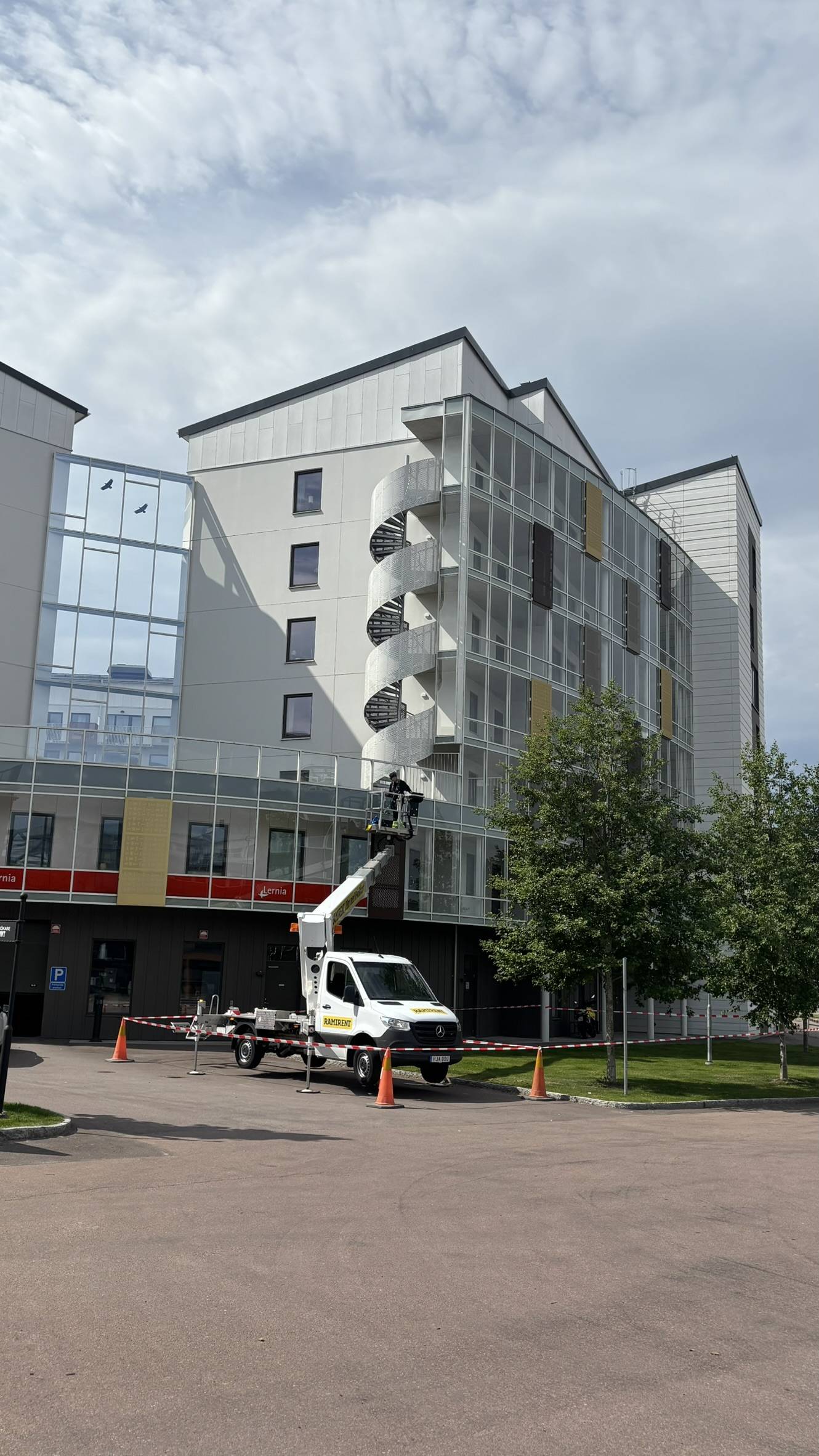 💦 Putsa fönster på hög höjd? Så gör proffsen för ett säkert och klart resultat