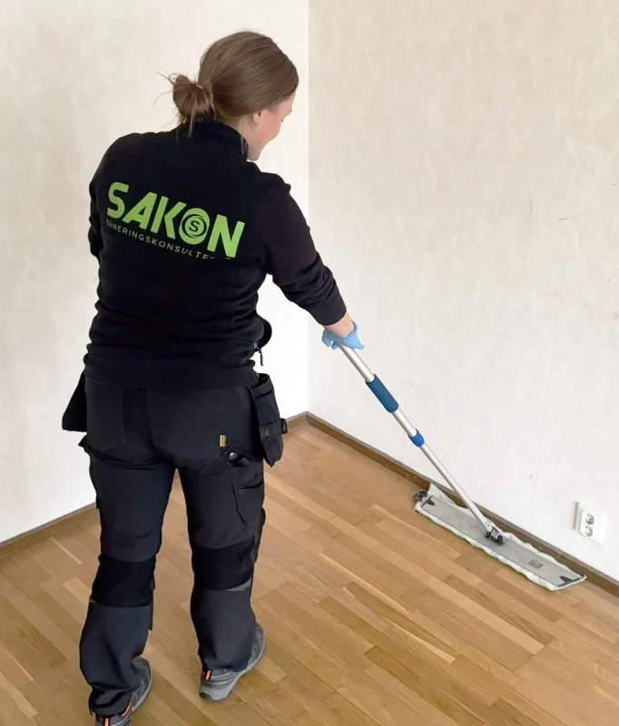 Professionell flyttstädning av lägenhet - SAKON städpersonal utför grundlig städning med kvalitetskontroll