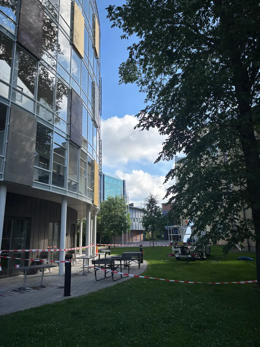 Fönsterputsning på hög höjd med säkerhetsutrustning