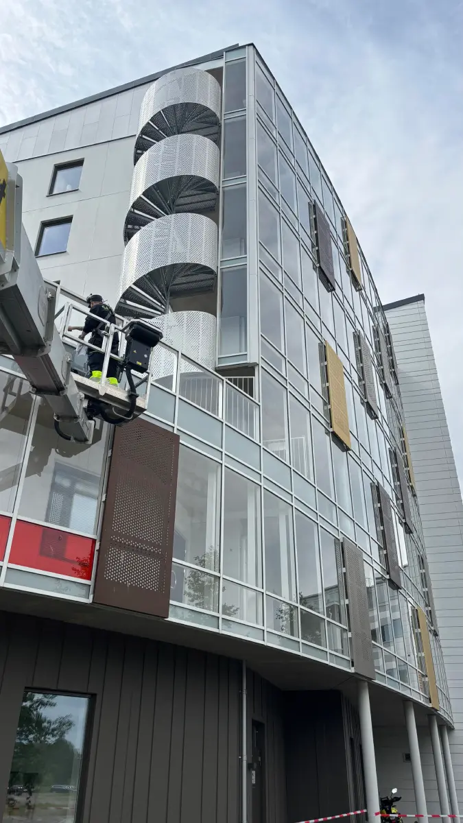 Fönsterputsning höghusfasad med repaccess