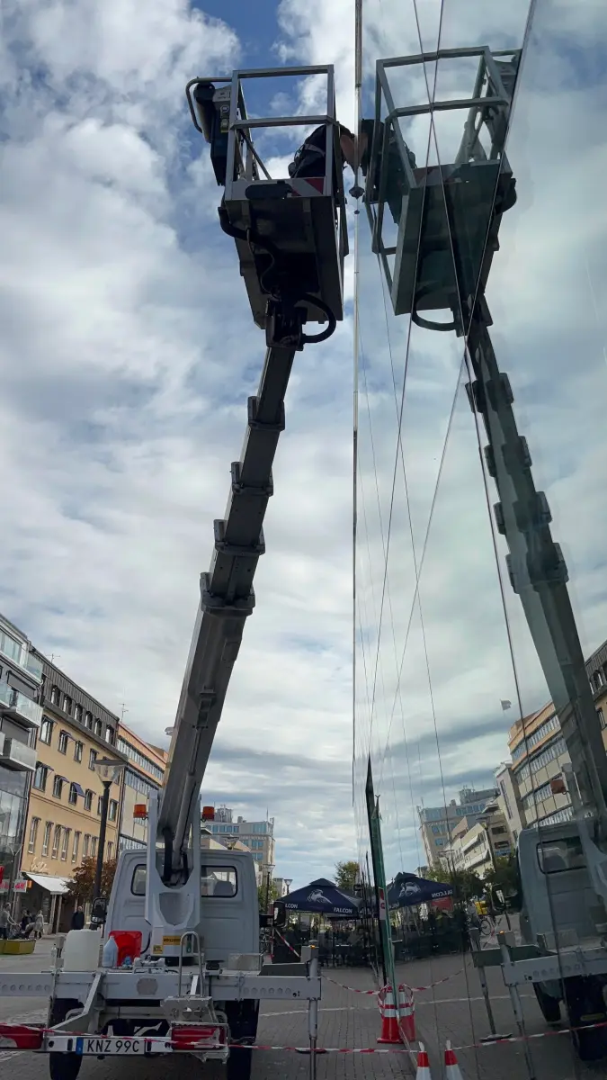 Stor glasfasad i centrala Karlstad - professionell fönsterputsning