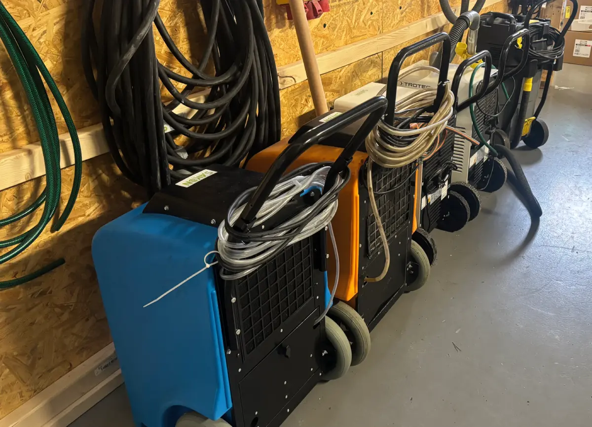 Avfuktning – professionell avfuktningsutrustning från SAKON i drift