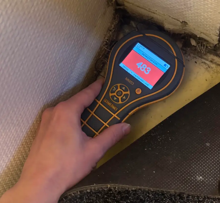 Fuktmätning i källare med professionell mätutrustning