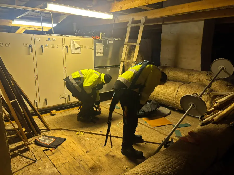 Professionella takläggare utför takrenovering