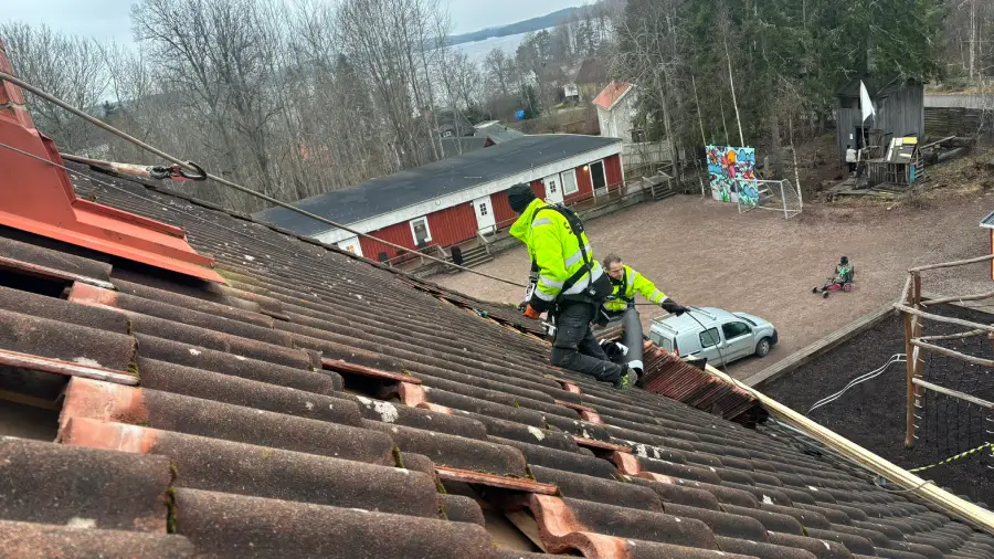 Erfarna takläggare utför detaljarbete
